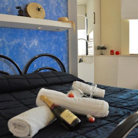 Lo Specchio Del Salento Bed & Breakfast เลชเช ภายนอก รูปภาพ