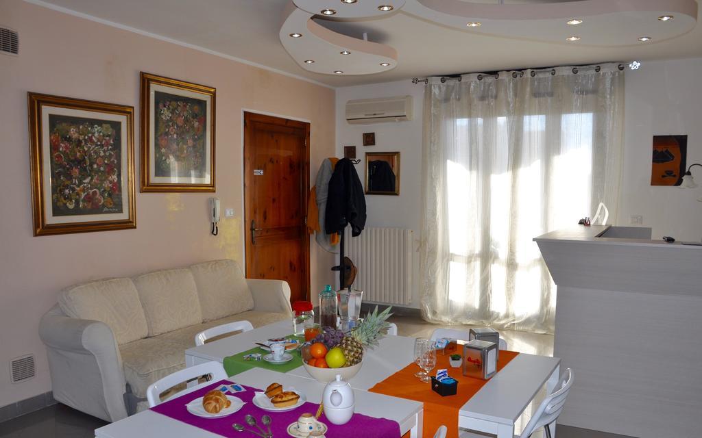 Lo Specchio Del Salento Bed & Breakfast เลชเช ภายนอก รูปภาพ
