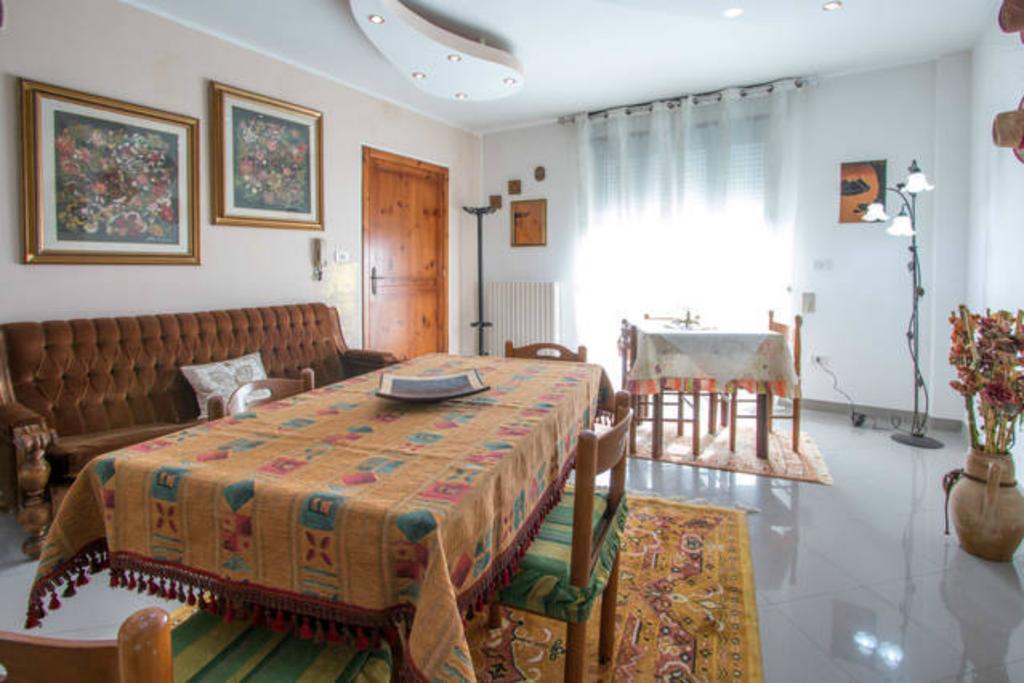 Lo Specchio Del Salento Bed & Breakfast เลชเช ภายนอก รูปภาพ